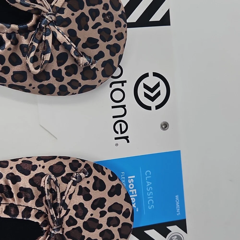 NWT Isotoner Womens Leopard Cheetah Print Ballet Slippers Medium 6.5-7.5 IsoFlex - Picture 2 of 4